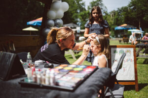 TWD party facepainter Charlotte painting childrens faces